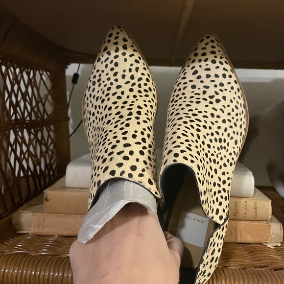 NWOB Dolce Vita Sonni Dyed Calf Hair Ankle Booties Spotted Size 8.5 - Picture 3 of 7